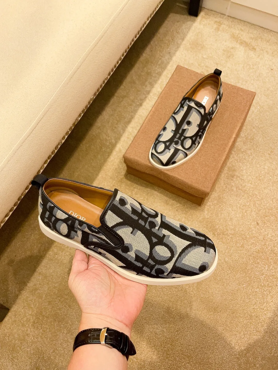 Factory price 380🔥[Dior] The latest 2024 new model is carefully crafted and set off the audience! An international brand that continues to innovate. This men's all-season casual shoe, the original version, has an all-leather upper, breathable and comfortable leather feet ➕Rubber non-slip outsole, breathable and comfortable, quality speaks for itself👄Color: two colors Size: 38-44